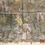 Bandana Tørklæde Uld og Silke - Hidden Palace, urskov, jungle, skjult, forsvunden, by, rige, glemt, pallads, slot, magisk, elegant, chic, smart, moderne, merino, uld, twill, twillvævet, silke, luksus, kraftigt, lunt, blødt, efterår,, vinter, forår, halsen, charmeklud, bandeaux, lille, chic, vendbart, dobbelt, vævet, håndrullede, kanter, lækker, kvalitet, smart, moderne, luksus, elegant, poetisk, smukt, blå, toner, harmonisk, eventyrligt, silkebandana, lille, firkantet, kvadratisk, løver, heste, traner, svaner, skildpadder, elefanter, safari, bjerg, afrika, flod, skabelsen, noas ark, hulemaleri, kunst, livets gang, dyreflokke, dyreliv, musik, hymne, hyldest, palmer, frodigt, gave, gaveide, antropolog, antropologi, biti, ribe