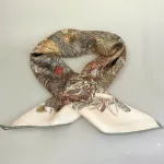 Bandana Tørklæde Uld og Silke - Hidden Palace, urskov, jungle, skjult, forsvunden, by, rige, glemt, pallads, slot, magisk, elegant, chic, smart, moderne, merino, uld, twill, twillvævet, silke, luksus, kraftigt, lunt, blødt, efterår,, vinter, forår, halsen, charmeklud, bandeaux, lille, chic, vendbart, dobbelt, vævet, håndrullede, kanter, lækker, kvalitet, smart, moderne, luksus, elegant, poetisk, smukt, blå, toner, harmonisk, eventyrligt, silkebandana, lille, firkantet, kvadratisk, løver, heste, traner, svaner, skildpadder, elefanter, safari, bjerg, afrika, flod, skabelsen, noas ark, hulemaleri, kunst, livets gang, dyreflokke, dyreliv, musik, hymne, hyldest, palmer, frodigt, gave, gaveide, antropolog, antropologi, biti, ribe