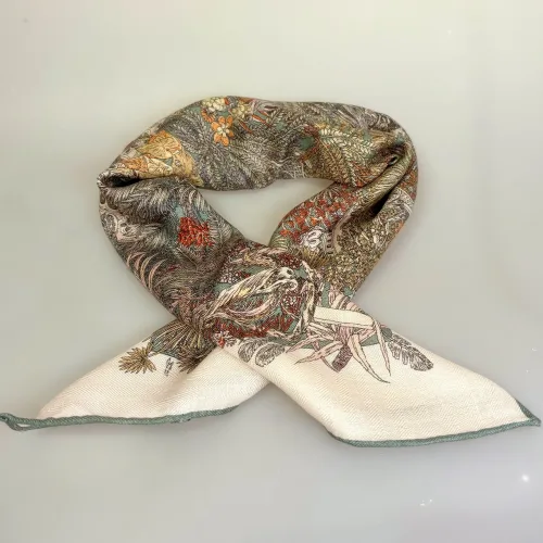 Bandana Tørklæde Uld og Silke - Hidden Palace, urskov, jungle, skjult, forsvunden, by, rige, glemt, pallads, slot, magisk, elegant, chic, smart, moderne, merino, uld, twill, twillvævet, silke, luksus, kraftigt, lunt, blødt, efterår,, vinter, forår, halsen, charmeklud, bandeaux, lille, chic, vendbart, dobbelt, vævet, håndrullede, kanter, lækker, kvalitet, smart, moderne, luksus, elegant, poetisk, smukt, blå, toner, harmonisk, eventyrligt, silkebandana, lille, firkantet, kvadratisk, løver, heste, traner, svaner, skildpadder, elefanter, safari, bjerg, afrika, flod, skabelsen, noas ark, hulemaleri, kunst, livets gang, dyreflokke, dyreliv, musik, hymne, hyldest, palmer, frodigt, gave, gaveide, antropolog, antropologi, biti, ribe