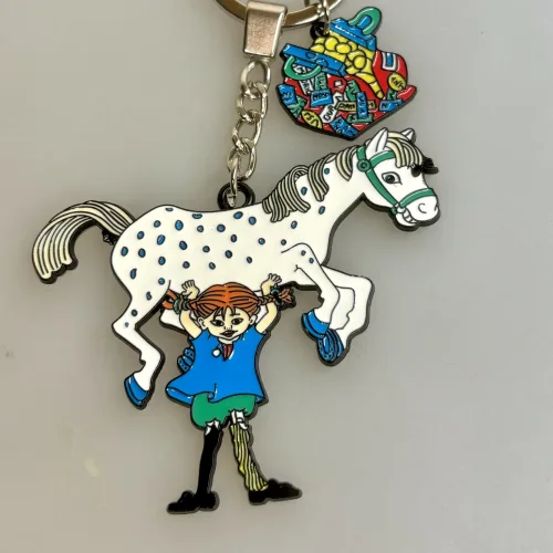 Nøglering - Pippi Langstrømpe med Hesten og Guldpengene, kuffert, hest, lilla gubban, hesten, prikket, pony, pippi123C ridning, hr. nelson, kager, kalas, bager, konditor, den store bagedyst, symbolsk, konfirmation, konfirmand, elsker, at, gave, ide, penge, asrid lindgren, stærk, god, sød, biti, ribe, metalnøglering, emaljeret, kulørt, farverig, flot, verdens stærkeste pige, rig og god, sød