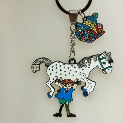 Nøglering - Pippi Langstrømpe med Hesten og Guldpengene, kuffert, hest, lilla gubban, hesten, prikket, pony, pippi123C ridning, hr. nelson, kager, kalas, bager, konditor, den store bagedyst, symbolsk, konfirmation, konfirmand, elsker, at, gave, ide, penge, asrid lindgren, stærk, god, sød, biti, ribe, metalnøglering, emaljeret, kulørt, farverig, flot, verdens stærkeste pige, rig og god, sød