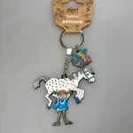 Nøglering - Pippi Langstrømpe med Hesten og Guldpengene, kuffert, hest, lilla gubban, hesten, prikket, pony, pippi123C ridning, hr. nelson, kager, kalas, bager, konditor, den store bagedyst, symbolsk, konfirmation, konfirmand, elsker, at, gave, ide, penge, asrid lindgren, stærk, god, sød, biti, ribe, metalnøglering, emaljeret, kulørt, farverig, flot, verdens stærkeste pige, rig og god, sød