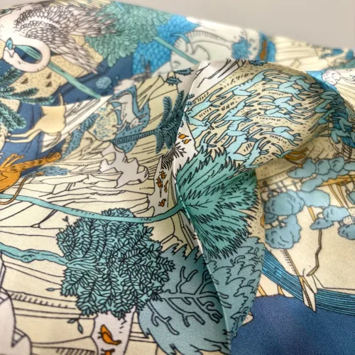 Silketørklæde Bandana - Fantastisk Fauna, 73744, silkesatin, satin, ren, silke, lækker, kvalitet, smart, moderne, luksus, elegant, poetisk, smukt, blå, toner, harmonisk, eventyrligt, silkebandana, lille, firkantet, kvadratisk, løver, heste, traner, svaner, skildpadder, elefanter, safari, bjerg, afrika, flod, skabelsen, noas ark, hulemaleri, kunst, livets gang, dyreflokke, dyreliv, musik, hymne, hyldest, palmer, frodigt, gave, gaveide, antropolog, antropologi, biti, ribe