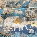 Silketørklæde Bandana - Fantastisk Fauna, 73744, silkesatin, satin, ren, silke, lækker, kvalitet, smart, moderne, luksus, elegant, poetisk, smukt, blå, toner, harmonisk, eventyrligt, silkebandana, lille, firkantet, kvadratisk, løver, heste, traner, svaner, skildpadder, elefanter, safari, bjerg, afrika, flod, skabelsen, noas ark, hulemaleri, kunst, livets gang, dyreflokke, dyreliv, musik, hymne, hyldest, palmer, frodigt, gave, gaveide, antropolog, antropologi, biti, ribe