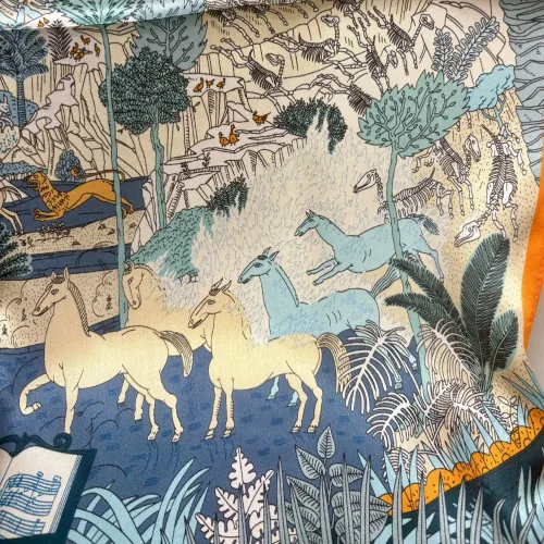 Silketørklæde Bandana - Fantastisk Fauna, 73744, silkesatin, satin, ren, silke, lækker, kvalitet, smart, moderne, luksus, elegant, poetisk, smukt, blå, toner, harmonisk, eventyrligt, silkebandana, lille, firkantet, kvadratisk, løver, heste, traner, svaner, skildpadder, elefanter, safari, bjerg, afrika, flod, skabelsen, noas ark, hulemaleri, kunst, livets gang, dyreflokke, dyreliv, musik, hymne, hyldest, palmer, frodigt, gave, gaveide, antropolog, antropologi, biti, ribe