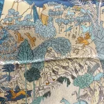 Silketørklæde Bandana - Fantastisk Fauna, 73744, silkesatin, satin, ren, silke, lækker, kvalitet, smart, moderne, luksus, elegant, poetisk, smukt, blå, toner, harmonisk, eventyrligt, silkebandana, lille, firkantet, kvadratisk, løver, heste, traner, svaner, skildpadder, elefanter, safari, bjerg, afrika, flod, skabelsen, noas ark, hulemaleri, kunst, livets gang, dyreflokke, dyreliv, musik, hymne, hyldest, palmer, frodigt, gave, gaveide, antropolog, antropologi, biti, ribe