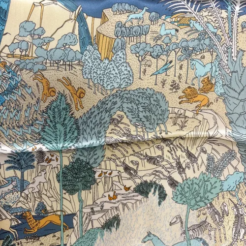 Silketørklæde Bandana - Fantastisk Fauna, 73744, silkesatin, satin, ren, silke, lækker, kvalitet, smart, moderne, luksus, elegant, poetisk, smukt, blå, toner, harmonisk, eventyrligt, silkebandana, lille, firkantet, kvadratisk, løver, heste, traner, svaner, skildpadder, elefanter, safari, bjerg, afrika, flod, skabelsen, noas ark, hulemaleri, kunst, livets gang, dyreflokke, dyreliv, musik, hymne, hyldest, palmer, frodigt, gave, gaveide, antropolog, antropologi, biti, ribe