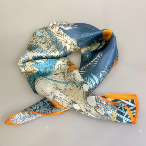 Silketørklæde Bandana - Fantastisk Fauna, 73744, silkesatin, satin, ren, silke, lækker, kvalitet, smart, moderne, luksus, elegant, poetisk, smukt, blå, toner, harmonisk, eventyrligt, silkebandana, lille, firkantet, kvadratisk, løver, heste, traner, svaner, skildpadder, elefanter, safari, bjerg, afrika, flod, skabelsen, noas ark, hulemaleri, kunst, livets gang, dyreflokke, dyreliv, musik, hymne, hyldest, palmer, frodigt, gave, gaveide, antropolog, antropologi, biti, ribe