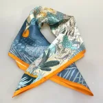 Silketørklæde Bandana - Fantastisk Fauna, 73744, silkesatin, satin, ren, silke, lækker, kvalitet, smart, moderne, luksus, elegant, poetisk, smukt, blå, toner, harmonisk, eventyrligt, silkebandana, lille, firkantet, kvadratisk, løver, heste, traner, svaner, skildpadder, elefanter, safari, bjerg, afrika, flod, skabelsen, noas ark, hulemaleri, kunst, livets gang, dyreflokke, dyreliv, musik, hymne, hyldest, palmer, frodigt, gave, gaveide, antropolog, antropologi, biti, ribe