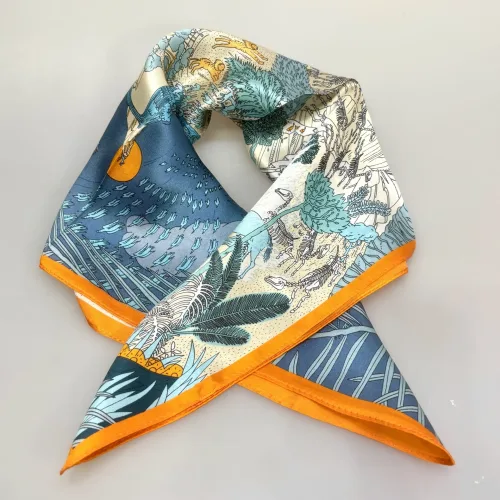Silketørklæde Bandana - Fantastisk Fauna, 73744, silkesatin, satin, ren, silke, lækker, kvalitet, smart, moderne, luksus, elegant, poetisk, smukt, blå, toner, harmonisk, eventyrligt, silkebandana, lille, firkantet, kvadratisk, løver, heste, traner, svaner, skildpadder, elefanter, safari, bjerg, afrika, flod, skabelsen, noas ark, hulemaleri, kunst, livets gang, dyreflokke, dyreliv, musik, hymne, hyldest, palmer, frodigt, gave, gaveide, antropolog, antropologi, biti, ribe