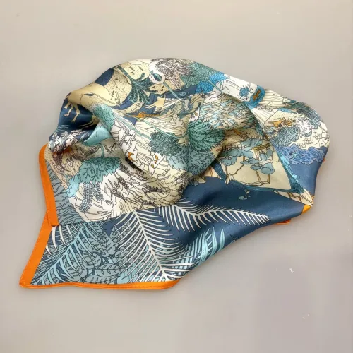 Silketørklæde Bandana - Fantastisk Fauna, 73744, silkesatin, satin, ren, silke, lækker, kvalitet, smart, moderne, luksus, elegant, poetisk, smukt, blå, toner, harmonisk, eventyrligt, silkebandana, lille, firkantet, kvadratisk, løver, heste, traner, svaner, skildpadder, elefanter, safari, bjerg, afrika, flod, skabelsen, noas ark, hulemaleri, kunst, livets gang, dyreflokke, dyreliv, musik, hymne, hyldest, palmer, frodigt, gave, gaveide, antropolog, antropologi, biti, ribe