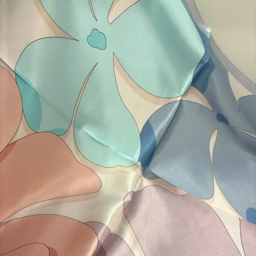 Silketørklæde Bandana Flower Pastel, pastelfarver, lyse, feminint, yndigt, friskt, ungdommeligt, girly, fint, rosa, lyslilla, fersken, laks, lyseblåt, turkis, sarte, farver, diskret, cute, poetisk, pastel, lyse, farver, elegant, sommerfugl