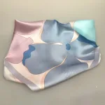 Silketørklæde Bandana Flower Pastel, pastelfarver, lyse, feminint, yndigt, friskt, ungdommeligt, girly, fint, rosa, lyslilla, fersken, laks, lyseblåt, turkis, sarte, farver, diskret, cute, poetisk, pastel, lyse, farver, elegant, sommerfugl