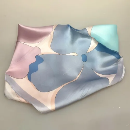 Silketørklæde Bandana Flower Pastel, pastelfarver, lyse, feminint, yndigt, friskt, ungdommeligt, girly, fint, rosa, lyslilla, fersken, laks, lyseblåt, turkis, sarte, farver, diskret, cute, poetisk, pastel, lyse, farver, elegant, sommerfugl
