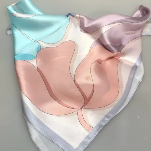 Silketørklæde Bandana Flower Pastel, pastelfarver, lyse, feminint, yndigt, friskt, ungdommeligt, girly, fint, rosa, lyslilla, fersken, laks, lyseblåt, turkis, sarte, farver, diskret, cute, poetisk, pastel, lyse, farver, elegant, sommerfugl