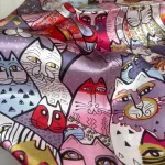 Silketørklæde Satin Laurel Burch Katte Rosa, sarte, farver, rosa, lilla, lyse, stort, 90 x 90 cm, firkantet, kvadratisk, fed, silke, ren, satin, silkesatin, katte, kattemotiv, kunst, kunstmotiv, maler, amerkansk, katteejer, med, accessoires, tilbehør, luksus, luksuriøst, kvalitet, lækkert, smukt, farverigt, regnbue, pride, farver, biti, tørklæde, gave, gaveide, rund, fødselsdag, damer, jubilæum, flot, chic, biti, ribe,