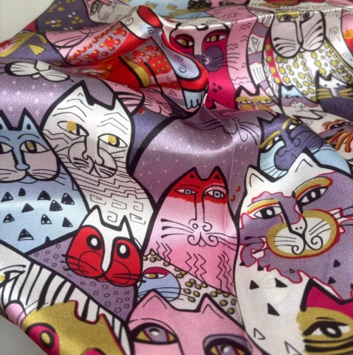 Silketørklæde Satin Laurel Burch Katte Rosa, sarte, farver, rosa, lilla, lyse, stort, 90 x 90 cm, firkantet, kvadratisk, fed, silke, ren, satin, silkesatin, katte, kattemotiv, kunst, kunstmotiv, maler, amerkansk, katteejer, med, accessoires, tilbehør, luksus, luksuriøst, kvalitet, lækkert, smukt, farverigt, regnbue, pride, farver, biti, tørklæde, gave, gaveide, rund, fødselsdag, damer, jubilæum, flot, chic, biti, ribe,