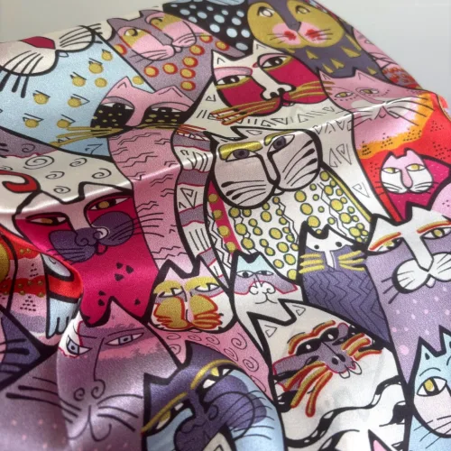 Silketørklæde Satin Laurel Burch Katte Rosa, sarte, farver, rosa, lilla, lyse, stort, 90 x 90 cm, firkantet, kvadratisk, fed, silke, ren, satin, silkesatin, katte, kattemotiv, kunst, kunstmotiv, maler, amerkansk, katteejer, med, accessoires, tilbehør, luksus, luksuriøst, kvalitet, lækkert, smukt, farverigt, regnbue, pride, farver, biti, tørklæde, gave, gaveide, rund, fødselsdag, damer, jubilæum, flot, chic, biti, ribe,