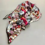 Silketørklæde Satin Laurel Burch Katte Rosa, sarte, farver, rosa, lilla, lyse, stort, 90 x 90 cm, firkantet, kvadratisk, fed, silke, ren, satin, silkesatin, katte, kattemotiv, kunst, kunstmotiv, maler, amerkansk, katteejer, med, accessoires, tilbehør, luksus, luksuriøst, kvalitet, lækkert, smukt, farverigt, regnbue, pride, farver, biti, tørklæde, gave, gaveide, rund, fødselsdag, damer, jubilæum, flot, chic, biti, ribe,