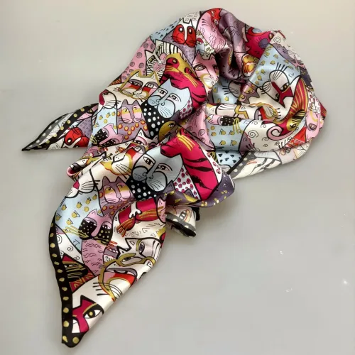 Silketørklæde Satin Laurel Burch Katte Rosa, sarte, farver, rosa, lilla, lyse, stort, 90 x 90 cm, firkantet, kvadratisk, fed, silke, ren, satin, silkesatin, katte, kattemotiv, kunst, kunstmotiv, maler, amerkansk, katteejer, med, accessoires, tilbehør, luksus, luksuriøst, kvalitet, lækkert, smukt, farverigt, regnbue, pride, farver, biti, tørklæde, gave, gaveide, rund, fødselsdag, damer, jubilæum, flot, chic, biti, ribe,
