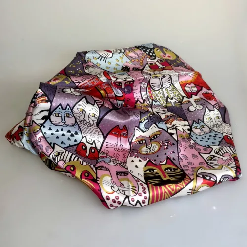 Silketørklæde Satin Laurel Burch Katte Rosa, sarte, farver, rosa, lilla, lyse, stort, 90 x 90 cm, firkantet, kvadratisk, fed, silke, ren, satin, silkesatin, katte, kattemotiv, kunst, kunstmotiv, maler, amerkansk, katteejer, med, accessoires, tilbehør, luksus, luksuriøst, kvalitet, lækkert, smukt, farverigt, regnbue, pride, farver, biti, tørklæde, gave, gaveide, rund, fødselsdag, damer, jubilæum, flot, chic, biti, ribe,