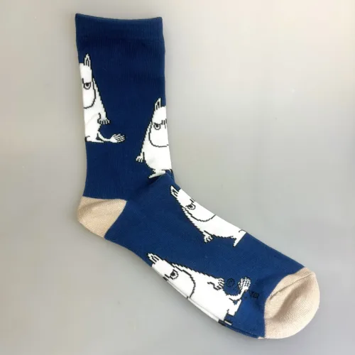 Strømper Mumi - Grumpy Blå, herre, dame, drenge, pige, mopset, arrig, gnaven, hidsig, mumitroldene, moomin, mumidalen, strømper, sokker, sommersokker, footies, pige, dame, damesokker, pigestrømper, sneakers, sneaker strømper, tegneserie, cartoon, sjove, søde, glade, kvalitet, god, lækker, holdbare, sokker, strømper, bomuld, bomuldsstrømper, bomuldssokker, sjove, motiv, kulørte, farverige, humoristiske, mumisokker, mumistrømper,, økologisk, holdbare, gave, gaveide, fan, stærk, sej, forbillede, konfirmationsgave, konfirmand, gaveide, gave, biti, ribe, nordic boddies,