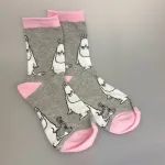 Strømper Mumi - Grumpy Grå Rosa, pastel, pige, dame, moomin20F, mopset, arrig, gnaven, hidsig, mumitroldene, moomin, mumidalen, strømper, sokker, sommersokker, footies, pige, dame, damesokker, pigestrømper, sneakers, sneaker strømper, tegneserie, cartoon, sjove, søde, glade, kvalitet, god, lækker, holdbare, sokker, strømper, bomuld, bomuldsstrømper, bomuldssokker, sjove, motiv, kulørte, farverige, humoristiske, mumisokker, mumistrømper,, økologisk, holdbare, gave, gaveide, fan, stærk, sej, forbillede, konfirmationsgave, konfirmand, gaveide, gave, biti, ribe, nordic boddies,