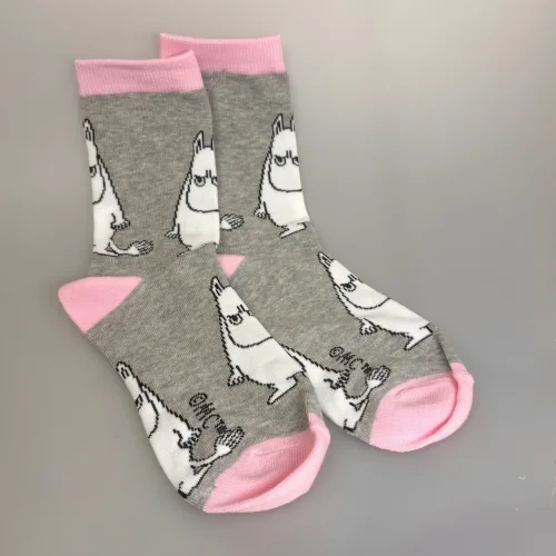 Strømper Mumi - Grumpy Grå Rosa, pastel, pige, dame, moomin20F, mopset, arrig, gnaven, hidsig, mumitroldene, moomin, mumidalen, strømper, sokker, sommersokker, footies, pige, dame, damesokker, pigestrømper, sneakers, sneaker strømper, tegneserie, cartoon, sjove, søde, glade, kvalitet, god, lækker, holdbare, sokker, strømper, bomuld, bomuldsstrømper, bomuldssokker, sjove, motiv, kulørte, farverige, humoristiske, mumisokker, mumistrømper,, økologisk, holdbare, gave, gaveide, fan, stærk, sej, forbillede, konfirmationsgave, konfirmand, gaveide, gave, biti, ribe, nordic boddies,