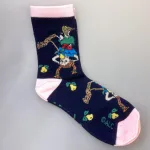 Strømper Pippi Langstrømpe - Mørkeblå, navy, marine, blå, rosa, lyserød, pærer, pæretræ, PIPPI, damestrømper, dame, pige, drenge, festlige, pippi, ting, assesoires, accessoires, sokker, strømper, bomuld, bomuldsstrømper, bomuldssokker, sjove, motiv, kulørte, farverige, humoristiske, pippisokker, pippistrømper, økologisk, holdbare, gave, gaveide, pippi fan, sstærk, sej, forbillede, konfirmationsgave, konfirmand, gaveide, gave, biti, ribe, astrid lindgren, pippiting, pippi17L, nordic boddies