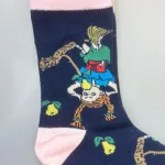 Strømper Pippi Langstrømpe - Mørkeblå, navy, marine, blå, rosa, lyserød, pærer, pæretræ, PIPPI, damestrømper, dame, pige, drenge, festlige, pippi, ting, assesoires, accessoires, sokker, strømper, bomuld, bomuldsstrømper, bomuldssokker, sjove, motiv, kulørte, farverige, humoristiske, pippisokker, pippistrømper, økologisk, holdbare, gave, gaveide, pippi fan, sstærk, sej, forbillede, konfirmationsgave, konfirmand, gaveide, gave, biti, ribe, astrid lindgren, pippiting, pippi17L, nordic boddies