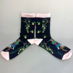 Strømper Pippi Langstrømpe - Mørkeblå, navy, marine, blå, rosa, lyserød, pærer, pæretræ, PIPPI, damestrømper, dame, pige, drenge, festlige, pippi, ting, assesoires, accessoires, sokker, strømper, bomuld, bomuldsstrømper, bomuldssokker, sjove, motiv, kulørte, farverige, humoristiske, pippisokker, pippistrømper, økologisk, holdbare, gave, gaveide, pippi fan, sstærk, sej, forbillede, konfirmationsgave, konfirmand, gaveide, gave, biti, ribe, astrid lindgren, pippiting, pippi17L, nordic boddies