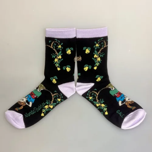 Strømper Pippi Langstrømpe - Sort, pærer, pæretræ, PIPPI, damestrømper, dame, pige, drenge, festlige, pippi, ting, assesoires, accessoires, sokker, strømper, bomuld, bomuldsstrømper, bomuldssokker, sjove, motiv, kulørte, farverige, humoristiske, pippisokker, pippistrømper, økologisk, holdbare, gave, gaveide, pippi fan, sstærk, sej, forbillede, konfirmationsgave, konfirmand, gaveide, gave, biti, ribe, astrid lindgren, pippiting, pippi170G, nordic boddies