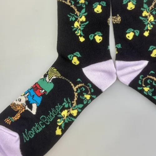 Strømper Pippi Langstrømpe - Sort, pærer, pæretræ, PIPPI, damestrømper, dame, pige, drenge, festlige, pippi, ting, assesoires, accessoires, sokker, strømper, bomuld, bomuldsstrømper, bomuldssokker, sjove, motiv, kulørte, farverige, humoristiske, pippisokker, pippistrømper, økologisk, holdbare, gave, gaveide, pippi fan, sstærk, sej, forbillede, konfirmationsgave, konfirmand, gaveide, gave, biti, ribe, astrid lindgren, pippiting, pippi170G, nordic boddies