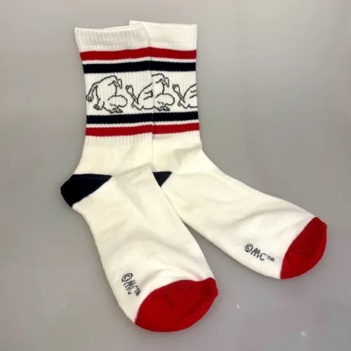 Strømper Sport - Mumi Koldbøtter Blå Rød, herresokker, herrestørrelse, store, størrelser, 40-45, farver, soft, retro, 80'erne, vibes, strand, snorkfrøkenen, lucky, socks, retro, farver, sjove, herlige, humoristiske, gave, gaveide, camping, outdoor, life, hike, sportssokker, sportsstrømper, ankelsokker, bomuld, bomuldssokker, feminint, tøset, cute, love, rosa, pink, babypink, lyssrød, rosa, kærlighed, pigesokker, pige, dame, girly, mumitroldene, moomin, mumidalen, strømper, sokker, sommersokker, dame, damesokker, pigestrømper, sneakers, sneaker strømper, tegneserie, cartoon, sjove, søde, glade, kvalitet, god, lækker, holdbare, sokker, strømper, bomuld, bomuldsstrømper, bomuldssokker, sjove, motiv, kulørte, farverige, humoristiske, mumisokker, mumistrømper,, økologisk, holdbare, gave, gaveide, fan, stærk, sej, forbillede, konfirmationsgave, konfirmand, gaveide, gave, biti, ribe, nordic boddies,tennissokker, tenisstrømper