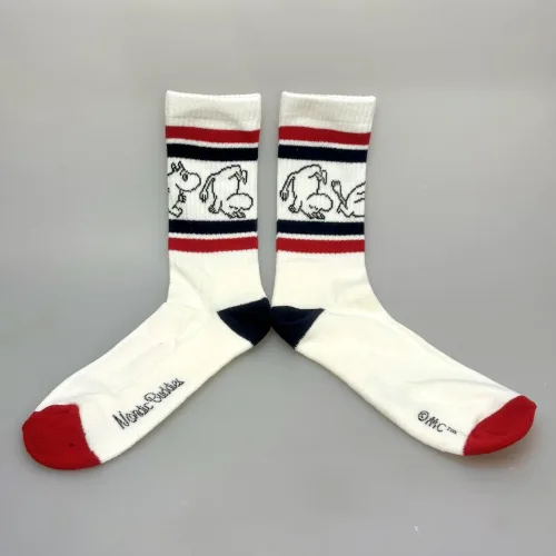Strømper Sport - Mumi Koldbøtter Blå Rød, herresokker, herrestørrelse, store, størrelser, 40-45, farver, soft, retro, 80'erne, vibes, strand, snorkfrøkenen, lucky, socks, retro, farver, sjove, herlige, humoristiske, gave, gaveide, camping, outdoor, life, hike, sportssokker, sportsstrømper, ankelsokker, bomuld, bomuldssokker, feminint, tøset, cute, love, rosa, pink, babypink, lyssrød, rosa, kærlighed, pigesokker, pige, dame, girly, mumitroldene, moomin, mumidalen, strømper, sokker, sommersokker, dame, damesokker, pigestrømper, sneakers, sneaker strømper, tegneserie, cartoon, sjove, søde, glade, kvalitet, god, lækker, holdbare, sokker, strømper, bomuld, bomuldsstrømper, bomuldssokker, sjove, motiv, kulørte, farverige, humoristiske, mumisokker, mumistrømper,, økologisk, holdbare, gave, gaveide, fan, stærk, sej, forbillede, konfirmationsgave, konfirmand, gaveide, gave, biti, ribe, nordic boddies,tennissokker, tenisstrømper