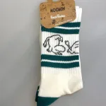 Strømper Sport - Mumi Koldbøtter Hvid Grøn, tennissokker, tennisgrøn, mørkegrøn, herresokker, moomin, 23J, herresokker, herrestørrelse, store, størrelser, 40-45, farver, soft, retro, 80'erne, vibes, strand, snorkfrøkenen, lucky, socks, retro, farver, sjove, herlige, humoristiske, gave, gaveide, camping, outdoor, life, hike, sportssokker, sportsstrømper, ankelsokker, bomuld, bomuldssokker, feminint, tøset, cute, love, rosa, pink, babypink, lyssrød, rosa, kærlighed, pigesokker, pige, dame, girly, mumitroldene, moomin, mumidalen, strømper, sokker, sommersokker, dame, damesokker, pigestrømper, sneakers, sneaker strømper, tegneserie, cartoon, sjove, søde, glade, kvalitet, god, lækker, holdbare, sokker, strømper, bomuld, bomuldsstrømper, bomuldssokker, sjove, motiv, kulørte, farverige, humoristiske, mumisokker, mumistrømper,, økologisk, holdbare, gave, gaveide, fan, stærk, sej, forbillede, konfirmationsgave, konfirmand, gaveide, gave, biti, ribe, nordic boddies,tennissokker, tenisstrømper