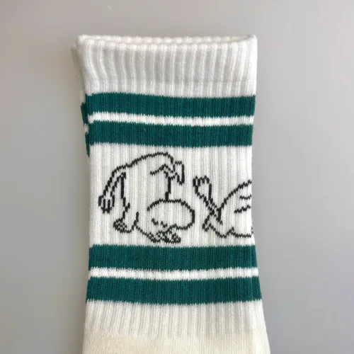Strømper Sport - Mumi Koldbøtter Hvid Grøn, tennissokker, tennisgrøn, mørkegrøn, herresokker, moomin, 23J, herresokker, herrestørrelse, store, størrelser, 40-45, farver, soft, retro, 80'erne, vibes, strand, snorkfrøkenen, lucky, socks, retro, farver, sjove, herlige, humoristiske, gave, gaveide, camping, outdoor, life, hike, sportssokker, sportsstrømper, ankelsokker, bomuld, bomuldssokker, feminint, tøset, cute, love, rosa, pink, babypink, lyssrød, rosa, kærlighed, pigesokker, pige, dame, girly, mumitroldene, moomin, mumidalen, strømper, sokker, sommersokker, dame, damesokker, pigestrømper, sneakers, sneaker strømper, tegneserie, cartoon, sjove, søde, glade, kvalitet, god, lækker, holdbare, sokker, strømper, bomuld, bomuldsstrømper, bomuldssokker, sjove, motiv, kulørte, farverige, humoristiske, mumisokker, mumistrømper,, økologisk, holdbare, gave, gaveide, fan, stærk, sej, forbillede, konfirmationsgave, konfirmand, gaveide, gave, biti, ribe, nordic boddies,tennissokker, tenisstrømper