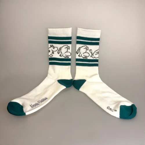 Strømper Sport - Mumi Koldbøtter Hvid Grøn, tennissokker, tennisgrøn, mørkegrøn, herresokker, moomin, 23J, herresokker, herrestørrelse, store, størrelser, 40-45, farver, soft, retro, 80'erne, vibes, strand, snorkfrøkenen, lucky, socks, retro, farver, sjove, herlige, humoristiske, gave, gaveide, camping, outdoor, life, hike, sportssokker, sportsstrømper, ankelsokker, bomuld, bomuldssokker, feminint, tøset, cute, love, rosa, pink, babypink, lyssrød, rosa, kærlighed, pigesokker, pige, dame, girly, mumitroldene, moomin, mumidalen, strømper, sokker, sommersokker, dame, damesokker, pigestrømper, sneakers, sneaker strømper, tegneserie, cartoon, sjove, søde, glade, kvalitet, god, lækker, holdbare, sokker, strømper, bomuld, bomuldsstrømper, bomuldssokker, sjove, motiv, kulørte, farverige, humoristiske, mumisokker, mumistrømper,, økologisk, holdbare, gave, gaveide, fan, stærk, sej, forbillede, konfirmationsgave, konfirmand, gaveide, gave, biti, ribe, nordic boddies,tennissokker, tenisstrømper