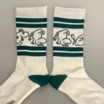 Strømper Sport - Mumi Koldbøtter Hvid Grøn, tennissokker, tennisgrøn, mørkegrøn, herresokker, moomin, 23J, herresokker, herrestørrelse, store, størrelser, 40-45, farver, soft, retro, 80'erne, vibes, strand, snorkfrøkenen, lucky, socks, retro, farver, sjove, herlige, humoristiske, gave, gaveide, camping, outdoor, life, hike, sportssokker, sportsstrømper, ankelsokker, bomuld, bomuldssokker, feminint, tøset, cute, love, rosa, pink, babypink, lyssrød, rosa, kærlighed, pigesokker, pige, dame, girly, mumitroldene, moomin, mumidalen, strømper, sokker, sommersokker, dame, damesokker, pigestrømper, sneakers, sneaker strømper, tegneserie, cartoon, sjove, søde, glade, kvalitet, god, lækker, holdbare, sokker, strømper, bomuld, bomuldsstrømper, bomuldssokker, sjove, motiv, kulørte, farverige, humoristiske, mumisokker, mumistrømper,, økologisk, holdbare, gave, gaveide, fan, stærk, sej, forbillede, konfirmationsgave, konfirmand, gaveide, gave, biti, ribe, nordic boddies,tennissokker, tenisstrømper