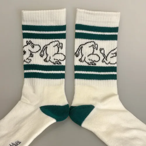 Strømper Sport - Mumi Koldbøtter Hvid Grøn, tennissokker, tennisgrøn, mørkegrøn, herresokker, moomin, 23J, herresokker, herrestørrelse, store, størrelser, 40-45, farver, soft, retro, 80'erne, vibes, strand, snorkfrøkenen, lucky, socks, retro, farver, sjove, herlige, humoristiske, gave, gaveide, camping, outdoor, life, hike, sportssokker, sportsstrømper, ankelsokker, bomuld, bomuldssokker, feminint, tøset, cute, love, rosa, pink, babypink, lyssrød, rosa, kærlighed, pigesokker, pige, dame, girly, mumitroldene, moomin, mumidalen, strømper, sokker, sommersokker, dame, damesokker, pigestrømper, sneakers, sneaker strømper, tegneserie, cartoon, sjove, søde, glade, kvalitet, god, lækker, holdbare, sokker, strømper, bomuld, bomuldsstrømper, bomuldssokker, sjove, motiv, kulørte, farverige, humoristiske, mumisokker, mumistrømper,, økologisk, holdbare, gave, gaveide, fan, stærk, sej, forbillede, konfirmationsgave, konfirmand, gaveide, gave, biti, ribe, nordic boddies,tennissokker, tenisstrømper