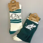 Strømper Sport - Mumi Koldbøtter Hvid Grøn, tennissokker, tennisgrøn, mørkegrøn, herresokker, moomin, 23J, herresokker, herrestørrelse, store, størrelser, 40-45, farver, soft, retro, 80'erne, vibes, strand, snorkfrøkenen, lucky, socks, retro, farver, sjove, herlige, humoristiske, gave, gaveide, camping, outdoor, life, hike, sportssokker, sportsstrømper, ankelsokker, bomuld, bomuldssokker, feminint, tøset, cute, love, rosa, pink, babypink, lyssrød, rosa, kærlighed, pigesokker, pige, dame, girly, mumitroldene, moomin, mumidalen, strømper, sokker, sommersokker, dame, damesokker, pigestrømper, sneakers, sneaker strømper, tegneserie, cartoon, sjove, søde, glade, kvalitet, god, lækker, holdbare, sokker, strømper, bomuld, bomuldsstrømper, bomuldssokker, sjove, motiv, kulørte, farverige, humoristiske, mumisokker, mumistrømper,, økologisk, holdbare, gave, gaveide, fan, stærk, sej, forbillede, konfirmationsgave, konfirmand, gaveide, gave, biti, ribe, nordic boddies,tennissokker, tenisstrømper
