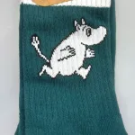 Strømper Sport - Mumi i Løb Grøn Hvid, tennissokker, tennisgrøn, mørkegrøn, herresokker, moomin, 23J, herresokker, herrestørrelse, store, størrelser, 40-45, farver, soft, retro, 80'erne, vibes, strand, snorkfrøkenen, lucky, socks, retro, farver, sjove, herlige, humoristiske, gave, gaveide, camping, outdoor, life, hike, sportssokker, sportsstrømper, ankelsokker, bomuld, bomuldssokker, feminint, tøset, cute, love, rosa, pink, babypink, lyssrød, rosa, kærlighed, pigesokker, pige, dame, girly, mumitroldene, moomin, mumidalen, strømper, sokker, sommersokker, dame, damesokker, pigestrømper, sneakers, sneaker strømper, tegneserie, cartoon, sjove, søde, glade, kvalitet, god, lækker, holdbare, sokker, strømper, bomuld, bomuldsstrømper, bomuldssokker, sjove, motiv, kulørte, farverige, humoristiske, mumisokker, mumistrømper,, økologisk, holdbare, gave, gaveide, fan, stærk, sej, forbillede, konfirmationsgave, konfirmand, gaveide, gave, biti, ribe, nordic boddies,tennissokker, tenisstrømper