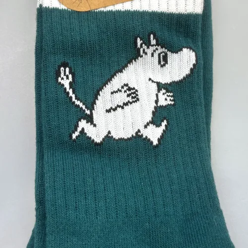 Strømper Sport - Mumi i Løb Grøn Hvid, tennissokker, tennisgrøn, mørkegrøn, herresokker, moomin, 23J, herresokker, herrestørrelse, store, størrelser, 40-45, farver, soft, retro, 80'erne, vibes, strand, snorkfrøkenen, lucky, socks, retro, farver, sjove, herlige, humoristiske, gave, gaveide, camping, outdoor, life, hike, sportssokker, sportsstrømper, ankelsokker, bomuld, bomuldssokker, feminint, tøset, cute, love, rosa, pink, babypink, lyssrød, rosa, kærlighed, pigesokker, pige, dame, girly, mumitroldene, moomin, mumidalen, strømper, sokker, sommersokker, dame, damesokker, pigestrømper, sneakers, sneaker strømper, tegneserie, cartoon, sjove, søde, glade, kvalitet, god, lækker, holdbare, sokker, strømper, bomuld, bomuldsstrømper, bomuldssokker, sjove, motiv, kulørte, farverige, humoristiske, mumisokker, mumistrømper,, økologisk, holdbare, gave, gaveide, fan, stærk, sej, forbillede, konfirmationsgave, konfirmand, gaveide, gave, biti, ribe, nordic boddies,tennissokker, tenisstrømper