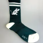 Strømper Sport - Mumi i Løb Grøn Hvid, tennissokker, tennisgrøn, mørkegrøn, herresokker, moomin, 23J, herresokker, herrestørrelse, store, størrelser, 40-45, farver, soft, retro, 80'erne, vibes, strand, snorkfrøkenen, lucky, socks, retro, farver, sjove, herlige, humoristiske, gave, gaveide, camping, outdoor, life, hike, sportssokker, sportsstrømper, ankelsokker, bomuld, bomuldssokker, feminint, tøset, cute, love, rosa, pink, babypink, lyssrød, rosa, kærlighed, pigesokker, pige, dame, girly, mumitroldene, moomin, mumidalen, strømper, sokker, sommersokker, dame, damesokker, pigestrømper, sneakers, sneaker strømper, tegneserie, cartoon, sjove, søde, glade, kvalitet, god, lækker, holdbare, sokker, strømper, bomuld, bomuldsstrømper, bomuldssokker, sjove, motiv, kulørte, farverige, humoristiske, mumisokker, mumistrømper,, økologisk, holdbare, gave, gaveide, fan, stærk, sej, forbillede, konfirmationsgave, konfirmand, gaveide, gave, biti, ribe, nordic boddies,tennissokker, tenisstrømper