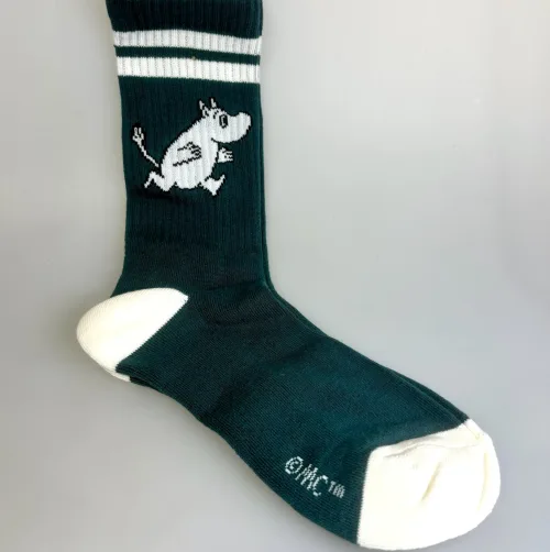 Strømper Sport - Mumi i Løb Grøn Hvid, tennissokker, tennisgrøn, mørkegrøn, herresokker, moomin, 23J, herresokker, herrestørrelse, store, størrelser, 40-45, farver, soft, retro, 80'erne, vibes, strand, snorkfrøkenen, lucky, socks, retro, farver, sjove, herlige, humoristiske, gave, gaveide, camping, outdoor, life, hike, sportssokker, sportsstrømper, ankelsokker, bomuld, bomuldssokker, feminint, tøset, cute, love, rosa, pink, babypink, lyssrød, rosa, kærlighed, pigesokker, pige, dame, girly, mumitroldene, moomin, mumidalen, strømper, sokker, sommersokker, dame, damesokker, pigestrømper, sneakers, sneaker strømper, tegneserie, cartoon, sjove, søde, glade, kvalitet, god, lækker, holdbare, sokker, strømper, bomuld, bomuldsstrømper, bomuldssokker, sjove, motiv, kulørte, farverige, humoristiske, mumisokker, mumistrømper,, økologisk, holdbare, gave, gaveide, fan, stærk, sej, forbillede, konfirmationsgave, konfirmand, gaveide, gave, biti, ribe, nordic boddies,tennissokker, tenisstrømper