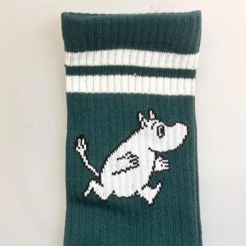 Strømper Sport - Mumi i Løb Grøn Hvid, tennissokker, tennisgrøn, mørkegrøn, herresokker, moomin, 23J, herresokker, herrestørrelse, store, størrelser, 40-45, farver, soft, retro, 80'erne, vibes, strand, snorkfrøkenen, lucky, socks, retro, farver, sjove, herlige, humoristiske, gave, gaveide, camping, outdoor, life, hike, sportssokker, sportsstrømper, ankelsokker, bomuld, bomuldssokker, feminint, tøset, cute, love, rosa, pink, babypink, lyssrød, rosa, kærlighed, pigesokker, pige, dame, girly, mumitroldene, moomin, mumidalen, strømper, sokker, sommersokker, dame, damesokker, pigestrømper, sneakers, sneaker strømper, tegneserie, cartoon, sjove, søde, glade, kvalitet, god, lækker, holdbare, sokker, strømper, bomuld, bomuldsstrømper, bomuldssokker, sjove, motiv, kulørte, farverige, humoristiske, mumisokker, mumistrømper,, økologisk, holdbare, gave, gaveide, fan, stærk, sej, forbillede, konfirmationsgave, konfirmand, gaveide, gave, biti, ribe, nordic boddies,tennissokker, tenisstrømper