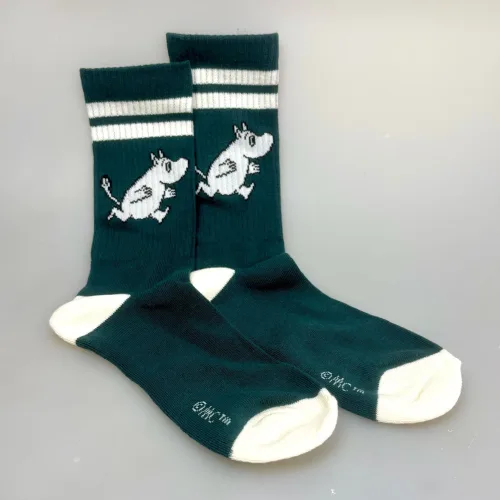 Strømper Sport - Mumi i Løb Grøn Hvid, tennissokker, tennisgrøn, mørkegrøn, herresokker, moomin, 23J, herresokker, herrestørrelse, store, størrelser, 40-45, farver, soft, retro, 80'erne, vibes, strand, snorkfrøkenen, lucky, socks, retro, farver, sjove, herlige, humoristiske, gave, gaveide, camping, outdoor, life, hike, sportssokker, sportsstrømper, ankelsokker, bomuld, bomuldssokker, feminint, tøset, cute, love, rosa, pink, babypink, lyssrød, rosa, kærlighed, pigesokker, pige, dame, girly, mumitroldene, moomin, mumidalen, strømper, sokker, sommersokker, dame, damesokker, pigestrømper, sneakers, sneaker strømper, tegneserie, cartoon, sjove, søde, glade, kvalitet, god, lækker, holdbare, sokker, strømper, bomuld, bomuldsstrømper, bomuldssokker, sjove, motiv, kulørte, farverige, humoristiske, mumisokker, mumistrømper,, økologisk, holdbare, gave, gaveide, fan, stærk, sej, forbillede, konfirmationsgave, konfirmand, gaveide, gave, biti, ribe, nordic boddies,tennissokker, tenisstrømper
