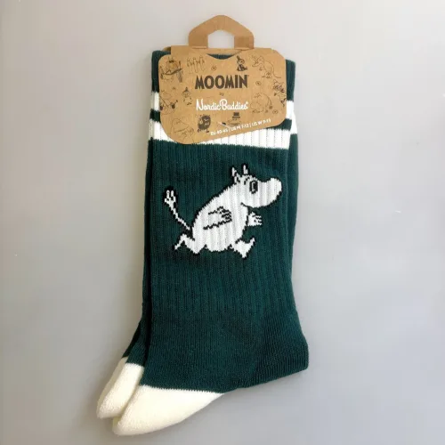 Strømper Sport - Mumi i Løb Grøn Hvid, tennissokker, tennisgrøn, mørkegrøn, herresokker, moomin, 23J, herresokker, herrestørrelse, store, størrelser, 40-45, farver, soft, retro, 80'erne, vibes, strand, snorkfrøkenen, lucky, socks, retro, farver, sjove, herlige, humoristiske, gave, gaveide, camping, outdoor, life, hike, sportssokker, sportsstrømper, ankelsokker, bomuld, bomuldssokker, feminint, tøset, cute, love, rosa, pink, babypink, lyssrød, rosa, kærlighed, pigesokker, pige, dame, girly, mumitroldene, moomin, mumidalen, strømper, sokker, sommersokker, dame, damesokker, pigestrømper, sneakers, sneaker strømper, tegneserie, cartoon, sjove, søde, glade, kvalitet, god, lækker, holdbare, sokker, strømper, bomuld, bomuldsstrømper, bomuldssokker, sjove, motiv, kulørte, farverige, humoristiske, mumisokker, mumistrømper,, økologisk, holdbare, gave, gaveide, fan, stærk, sej, forbillede, konfirmationsgave, konfirmand, gaveide, gave, biti, ribe, nordic boddies,tennissokker, tenisstrømper