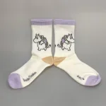 Strømper Sport - Mumi på Vandretur Pastel, moomin29E, pastelfarver, lyse, feminine, yndige, søde, pige, pigesokker, tennissokker, mumi, moomin, Strømper Sport - Mumi på Vandretur, rejse, rygsæk, jordomrejse, dannelsesrejse, lucky, socks, retro, farver, sjove, herlige, humoristiske, gave, gaveide, camping, outdoor, life, hike, sportssokker, sportsstrømper, ankelsokker, bomuld, bomuldssokker, hjerter, feminint, tøset, cute, love, rosa, pink, babypink, lyssrød, rosa, hjerter, kærlighed, pigesokker, pige, dame, girly, mumitroldene, moomin, mumidalen, strømper, sokker, sommersokker, dame, damesokker, pigestrømper, sneakers, sneaker strømper, tegneserie, cartoon, sjove, søde, glade, kvalitet, god, lækker, holdbare, sokker, strømper, bomuld, bomuldsstrømper, bomuldssokker, sjove, motiv, kulørte, farverige, humoristiske, mumisokker, mumistrømper,, økologisk, holdbare, gave, gaveide, fan, stærk, sej, forbillede, konfirmationsgave, konfirmand, gaveide, gave, biti, ribe, nordic boddies,