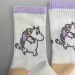 Strømper Sport - Mumi på Vandretur Pastel, moomin29E, pastelfarver, lyse, feminine, yndige, søde, pige, pigesokker, tennissokker, mumi, moomin, Strømper Sport - Mumi på Vandretur, rejse, rygsæk, jordomrejse, dannelsesrejse, lucky, socks, retro, farver, sjove, herlige, humoristiske, gave, gaveide, camping, outdoor, life, hike, sportssokker, sportsstrømper, ankelsokker, bomuld, bomuldssokker, hjerter, feminint, tøset, cute, love, rosa, pink, babypink, lyssrød, rosa, hjerter, kærlighed, pigesokker, pige, dame, girly, mumitroldene, moomin, mumidalen, strømper, sokker, sommersokker, dame, damesokker, pigestrømper, sneakers, sneaker strømper, tegneserie, cartoon, sjove, søde, glade, kvalitet, god, lækker, holdbare, sokker, strømper, bomuld, bomuldsstrømper, bomuldssokker, sjove, motiv, kulørte, farverige, humoristiske, mumisokker, mumistrømper,, økologisk, holdbare, gave, gaveide, fan, stærk, sej, forbillede, konfirmationsgave, konfirmand, gaveide, gave, biti, ribe, nordic boddies,